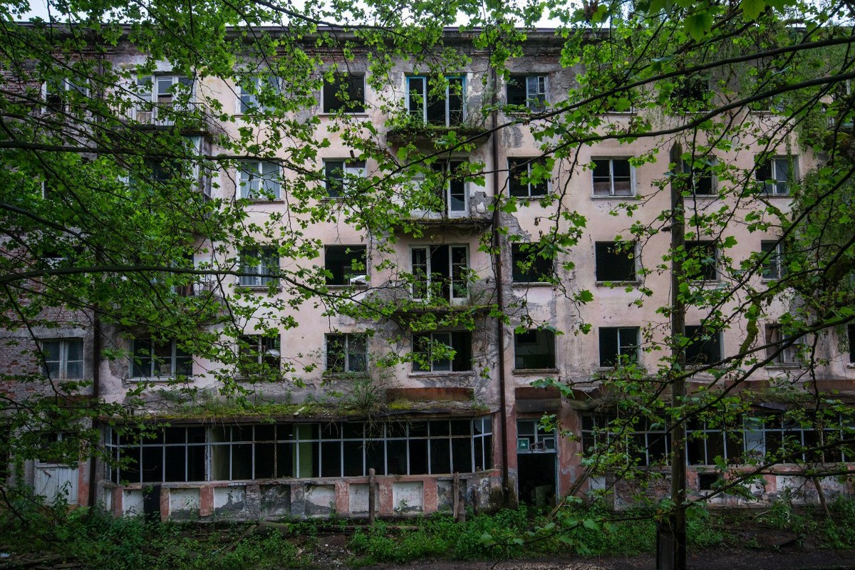абхазия ткварчели акармара. заброшенный шахтерский город в абхазии акармара. видео заброшенный город. поляна заброшенный шахтёрский городок абхазия. улица заброшенного города.