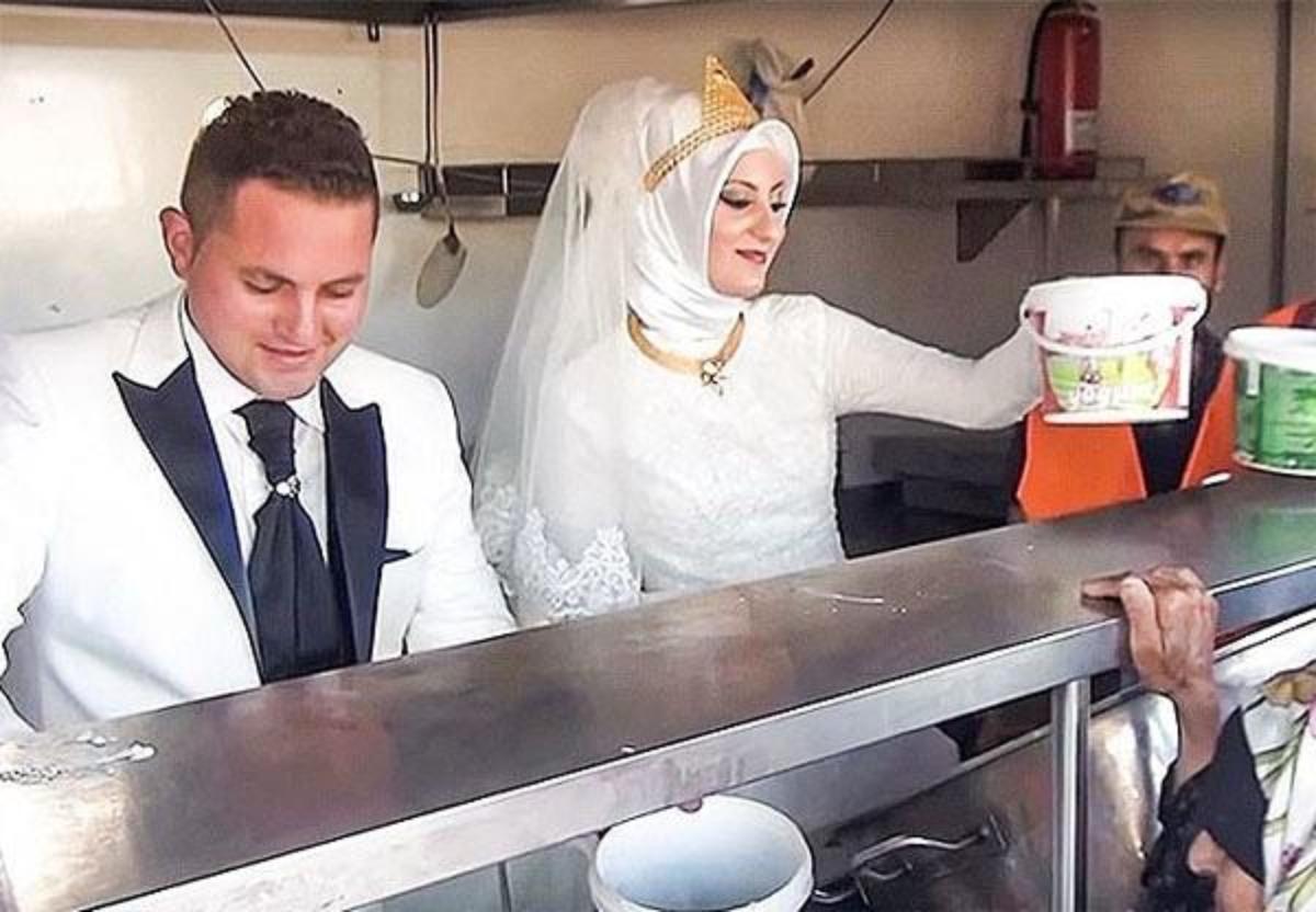 Ехала к жениху в турцию. Турецкая свадьба банкет. Ингушская свадьба банкет. Свадьба в Турции. Молодожены раздают еду.
