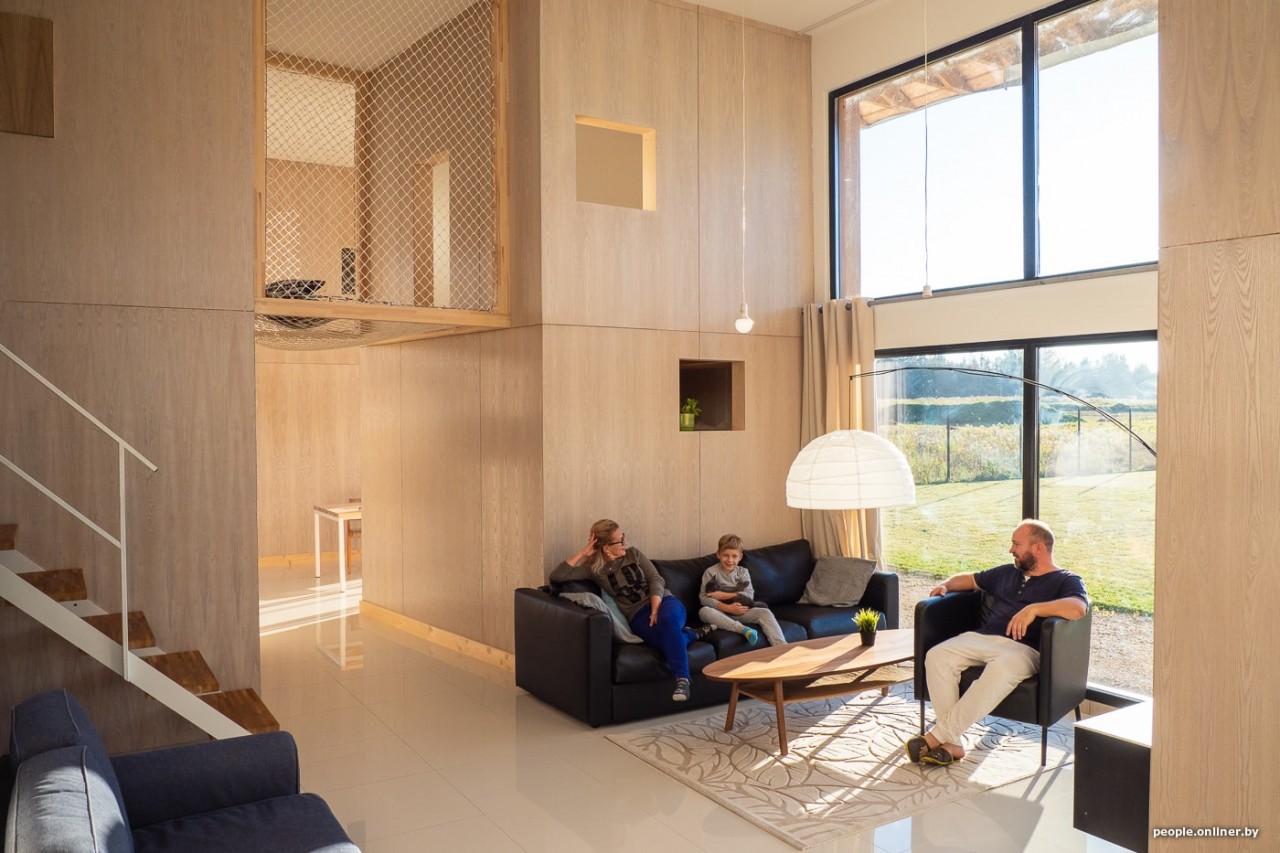 Помните семью из микродома на 16 «квадратах»? Посмотрите, какой удивительный коттедж она построила Помните семью из микродома на 16 «квадратах»? Посмотрите, какой удивительный коттедж она построила архитектура