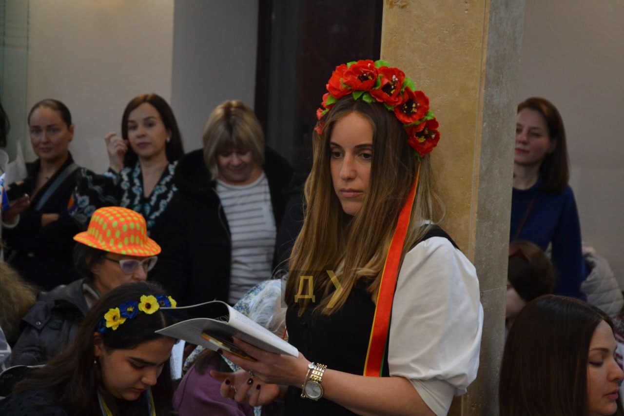 Как одесские евреи переодеваются в вышиванки под комментарии о газовых печах