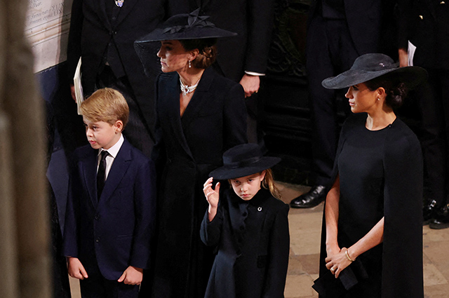 В Лондоне проходят похороны королевы Елизаветы II сентября, принц, будет, Елизаветы, Вестминстерском, аббатстве, замок, Джордж, очереди, супругой, телом, Байден, президент, числе, Елизавета, тысячи, около, Виндзорский, похороны, королевы