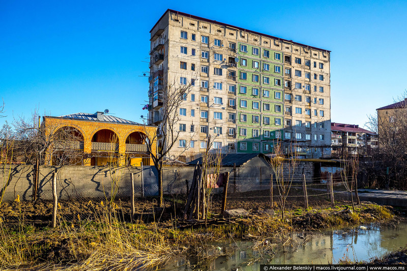 22 Спальные районы, мои любимые! Они представлены типовыми советскими панельками. Часть 9-этажек пострадали во время войны, им снесли верхнушку, и теперь они стали пятиэтажками. Алания, Осетия, жизнь, фото