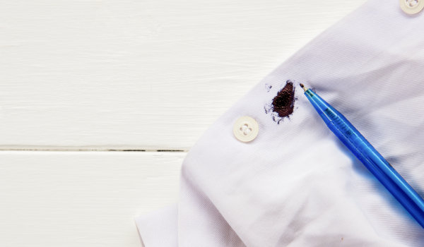 Выводим пятна с белой одежды 