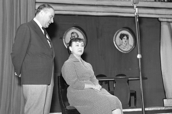 Мария Миронова и Александр Менакер в прологе «Почти по Гоголю» на сцене Московского театра эстрады. 1959 год.