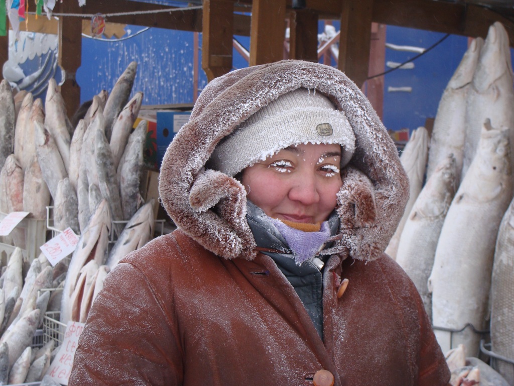 Якутские морозы. Оймякон Мороз. Продавщица на рынке зимой. Оймякон рынок.