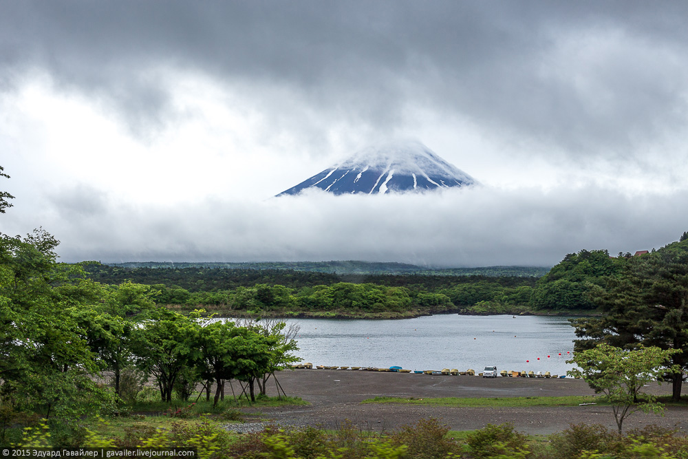 Вулкан Фудзи из окна японской бани