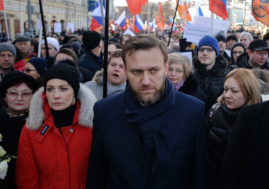 Свобода новости на русском на сегодня. Навальный на марше Немцова. Немцов и Навальный. Навальный в пальто.