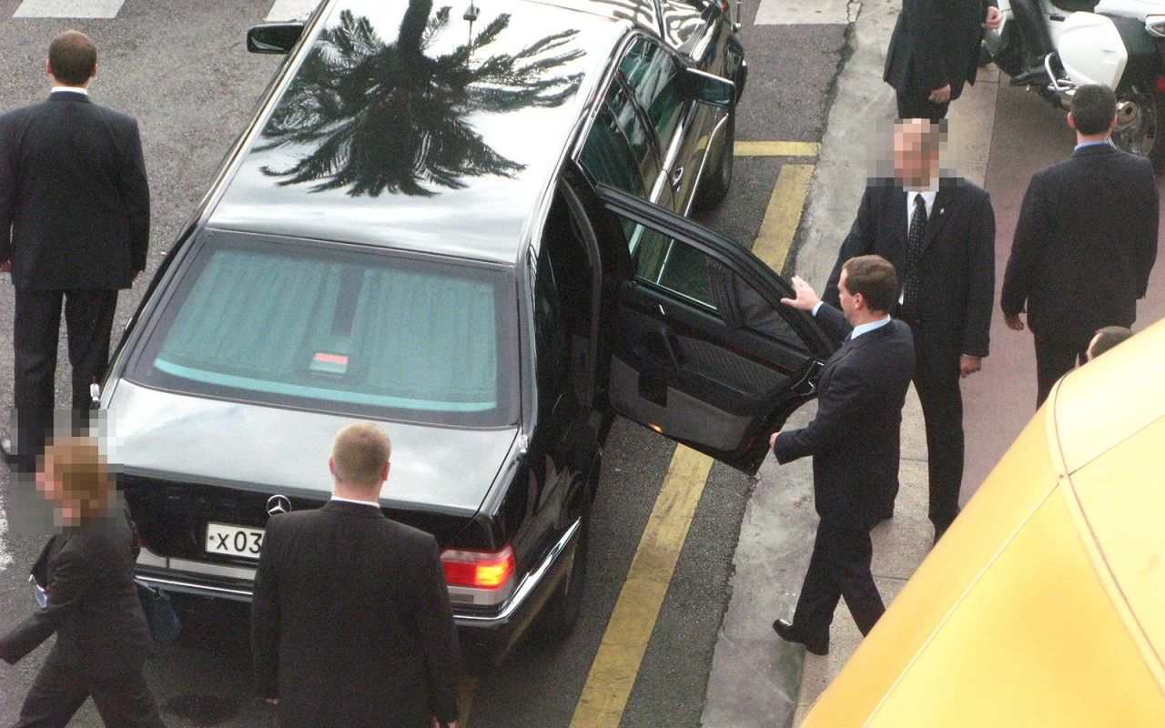 Любимые машины Дмитрия Медведева: от комбайна до Ауруса Любимые машины Дмитрия Медведева: от комбайна до Ауруса автомобили