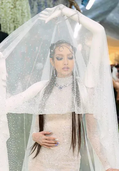 14 лучших образов Met Gala: Ирина Шейк в бриллиантах, 
