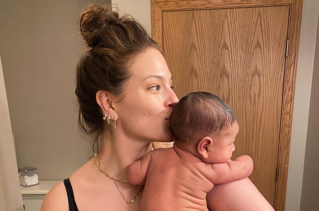 Эшли Грэм показала, как проводит время с двухмесячным сыном Айзеком в самоизоляции