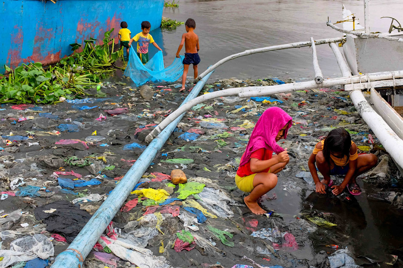 Рыбаки среди пластика в Манильском заливе