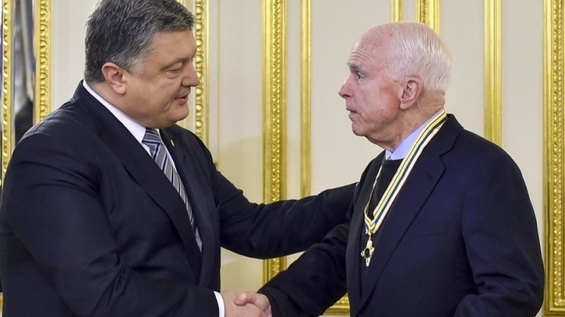 Петр Порошенко награждает Джона Маккейна