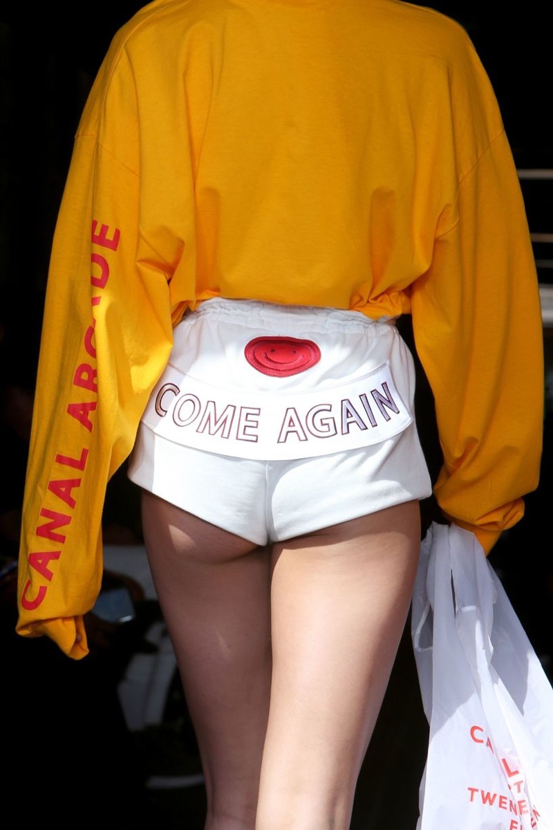 И наконец, модель продемонстрировала белые сексуальные шорты с надписью «Приходите снова» Namilia, бренд, в мире, коллекция, маразм, мода, нью-йорк