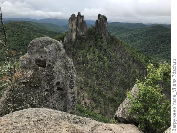 Здесь живут драконы источник, дальше, камни, машине, просто, хрупкой, дождь, воскресенье, хмурым, всегда, дождя, называют, которые, видны, вершине, огромный, склонах, Поэтому, гранит, восхищает