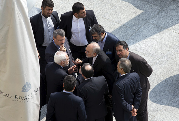 Глава МИД Ирана Мохаммад Джавад Зариф и президент Организации по атомной энергии Ирана Али Акбар Салехи после переговоров с Джоном Керри. 19 марта 2015