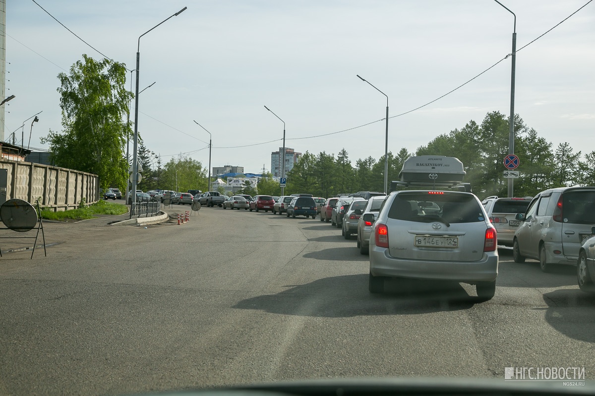 Новости красноярска нгс. Перекресток. Пробка на Дубровинского Красноярск. Пересечение Дубровинского и Декабристов. Пробка в городе Красноярске на коммунальном мосту.