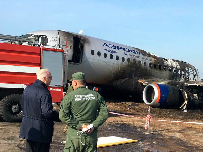 Назовите командира экипажа в ходе перелета которому посвящена марка используя изображение