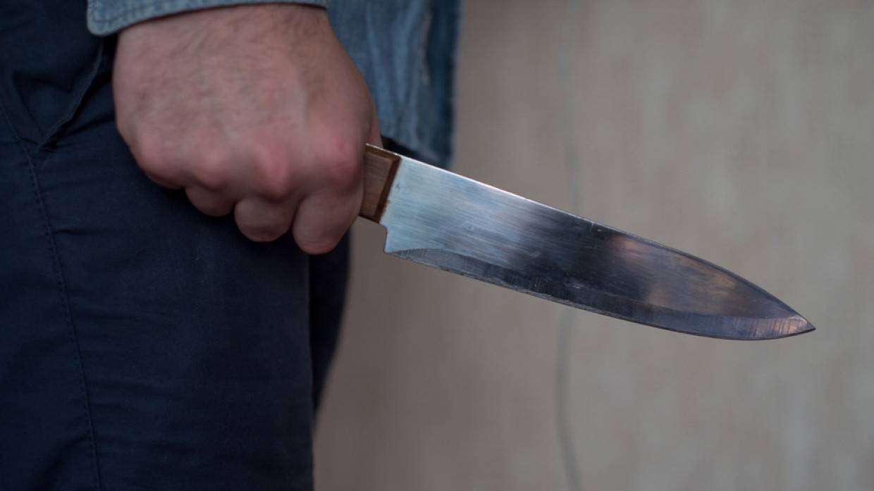 В Тюмени пожилой мужчина бегал за подростками с ножом