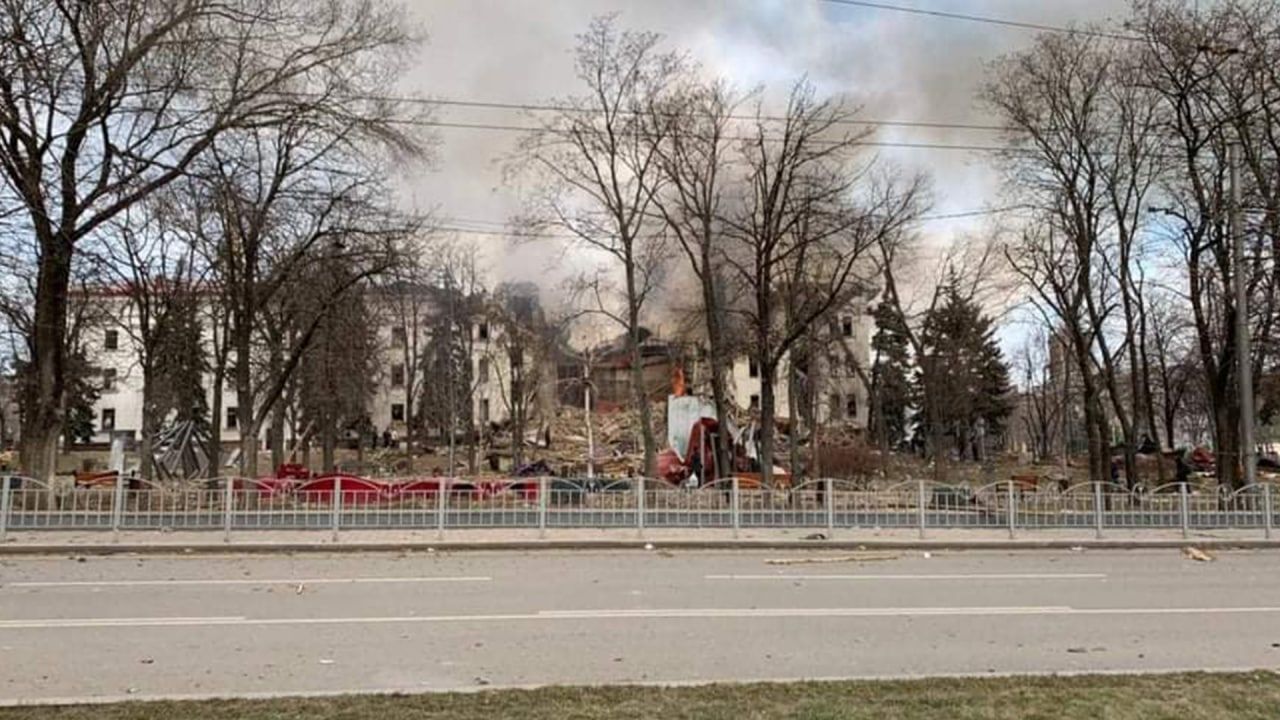 Журналисты РИА Новости попали под обстрел рядом с Шахтерской площадью в Донецке Происшествия