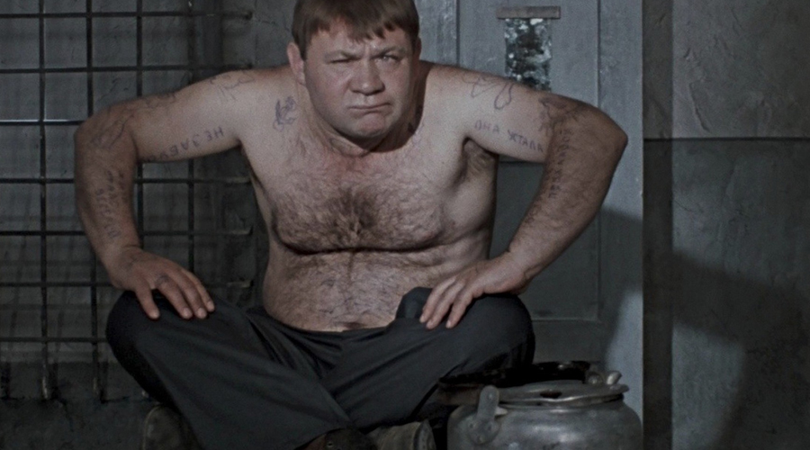 Фраер
Frej
А это уже идиш. Перевести можно как «свобода». Таким образом, фраер — человек, не бывавший в тюрьме.
