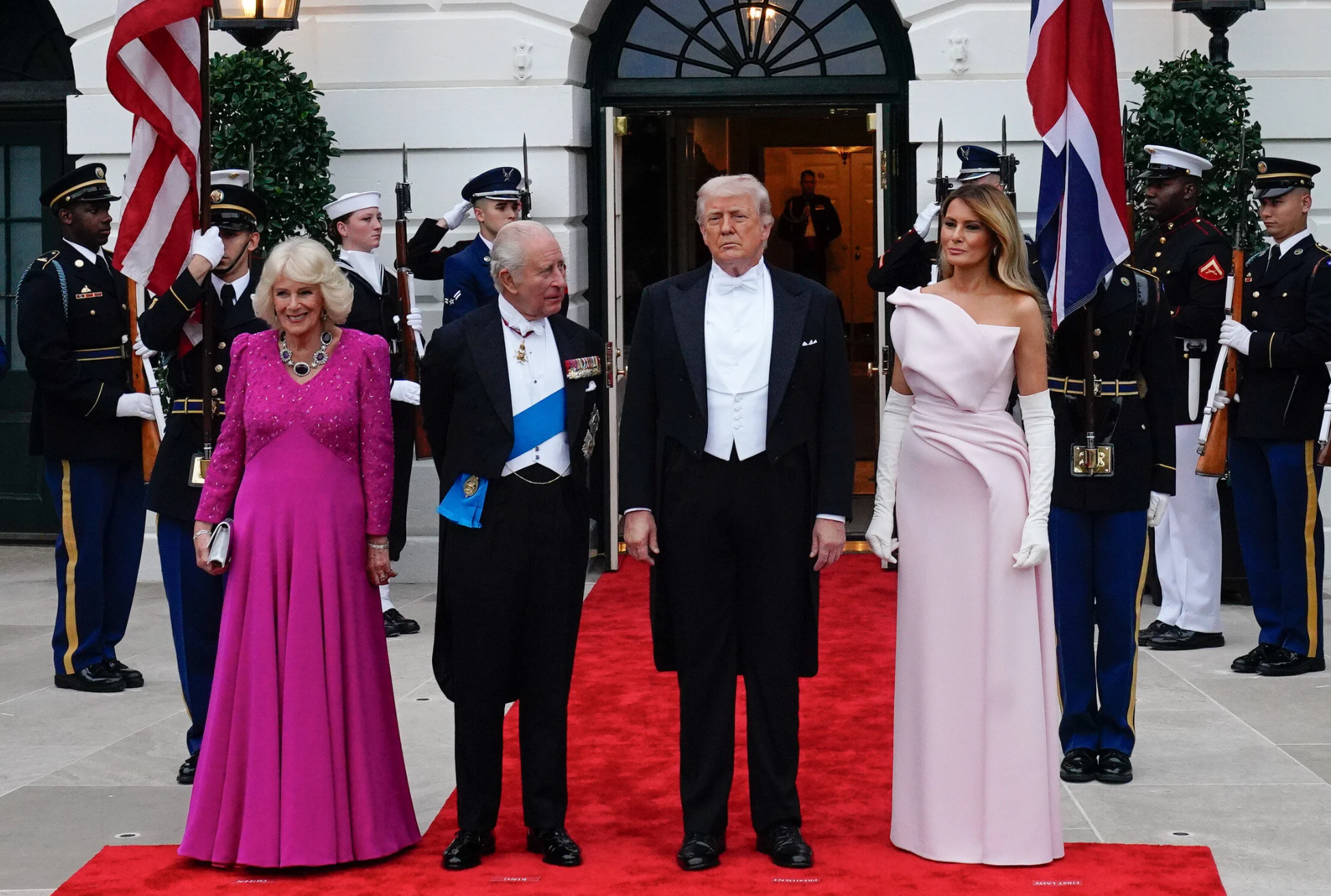 В платье цвета клубничного йогурта и белых перчатках: Мелания Трамп на банкете в Белом доме Трамп, Мелания, королева, Камилла, Дональд, королевы, Великобритании, королевской, семьи, которые, Fiona, торжественный, Clare, фотосоцсетиНа, Елизавета, король, ужина, клуба, своей, платье