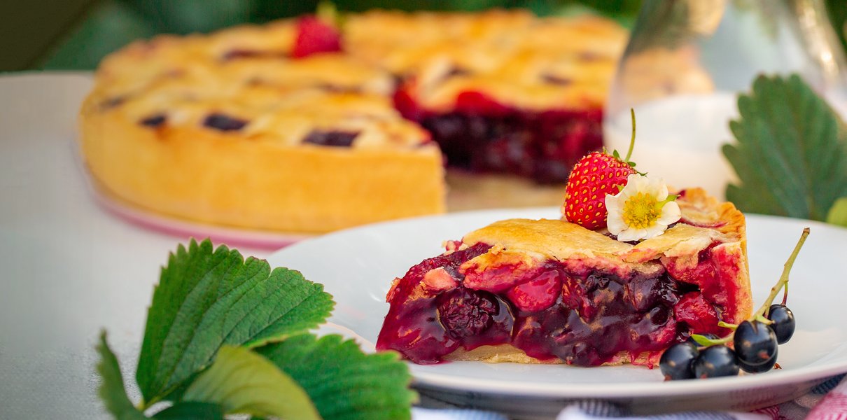 Летний пирог с ягодами и хрустящей корочкой: его легко готовить и можно есть с мороженым десерты,кухни мира,сладкая выпечка