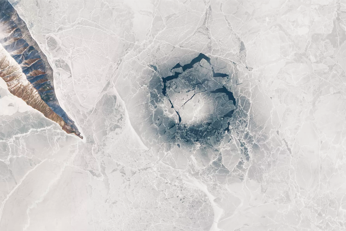 Кольца на льду Байкала