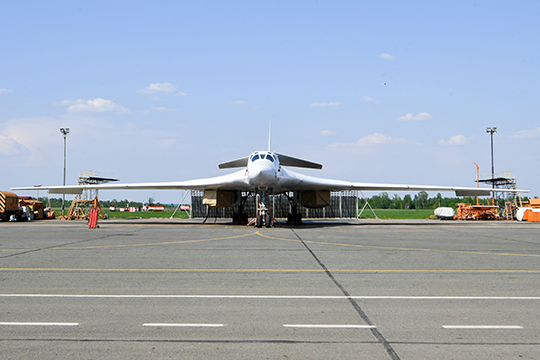 Что можно занести Конюхову в актив за время управлением «Туполевым»? Достройку из советских заделов одного Ту-160 (на фото), подъем прототипа Ту-160М, двух прототипов Ту-22М3М, летающей лаборатории Ту-214ЛМК