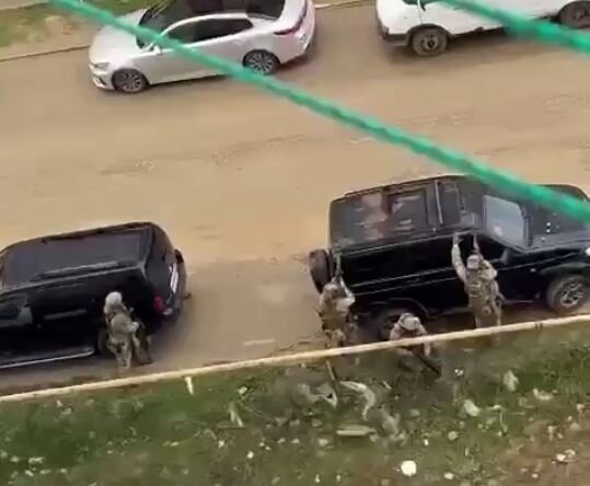 Работа спецназа ФСБ в Каспийске. Источник: t.me/voenkorKotenok
