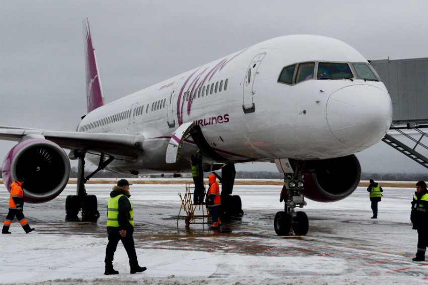 Самолет москва владивосток. 757 200 ВИМ авиа. Боинг 757 ВИМ авиа. Боинг 757 ВИМ авиа фото. ВИМ-авиа самолет 757-200 взлетает.