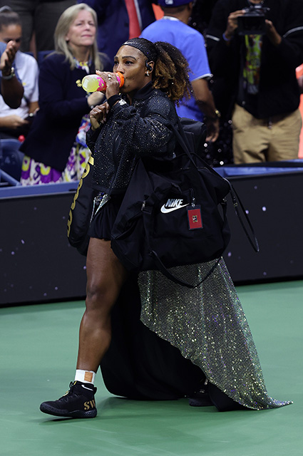 Переполненные трибуны, платье с бриллиантами и поддержка семьи: Серена Уильямс в последний раз играет на US Open Звездный стиль