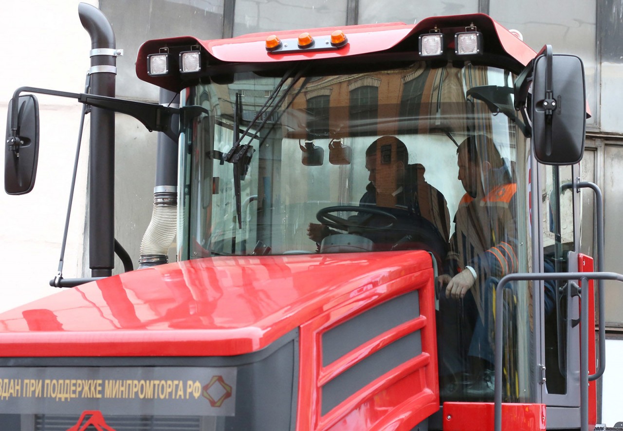 Любимые машины Дмитрия Медведева: от комбайна до Ауруса Любимые машины Дмитрия Медведева: от комбайна до Ауруса автомобили