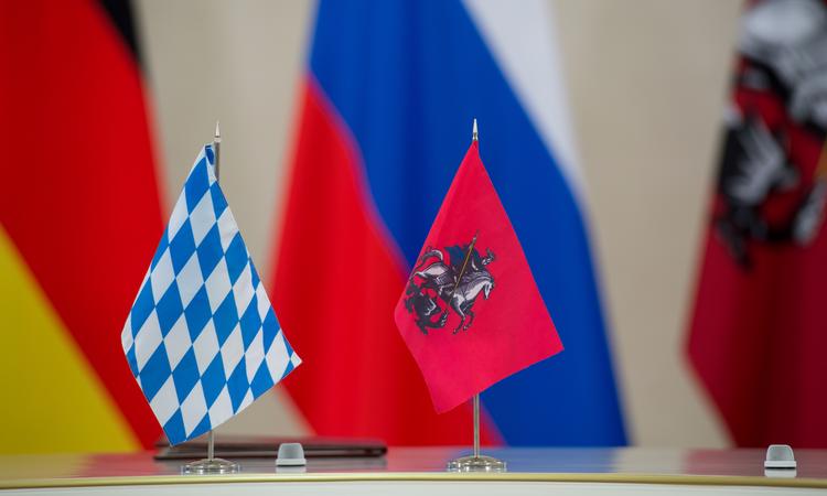 Флаги Москвы и Федеральной земли Бавария. Фото: Sven Hoppe/ ТАСС