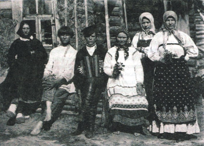 «Молодое время»: как проходили молодежные гулянья в деревнях в XIX в.