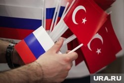 Турция — не просто место, но и возвращение к прошлым договоренностям по Украине, считает политолог Роман Наумов © URA.RU