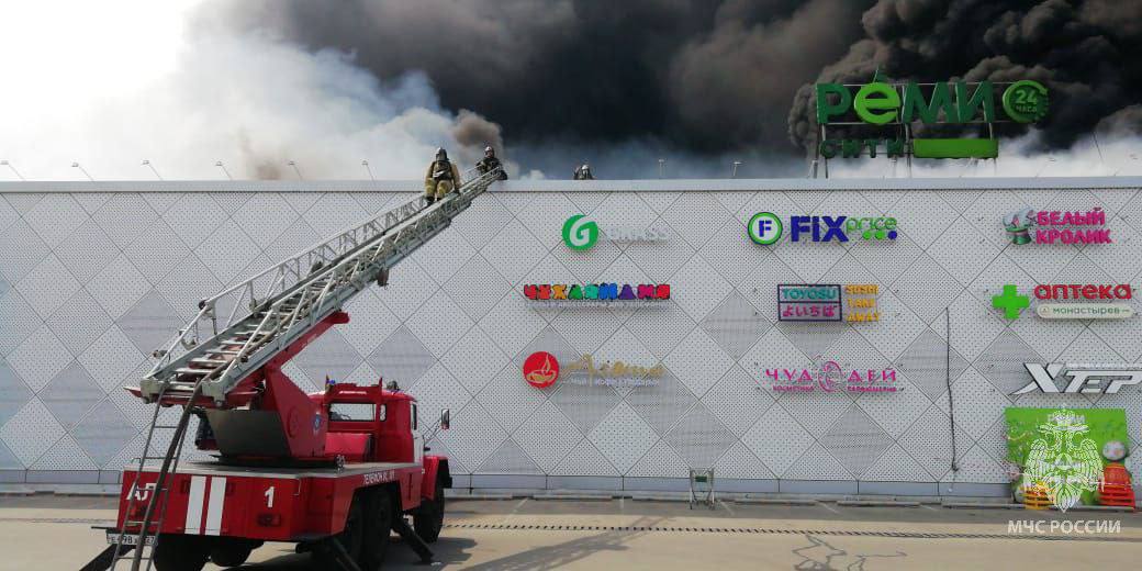В Хабаровске разгорелся крупный пожар в торговом центре