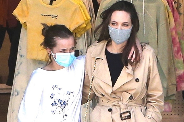 Анджелина Джоли с дочерью Вивьен на шопинге в Голливуде: свежие фото