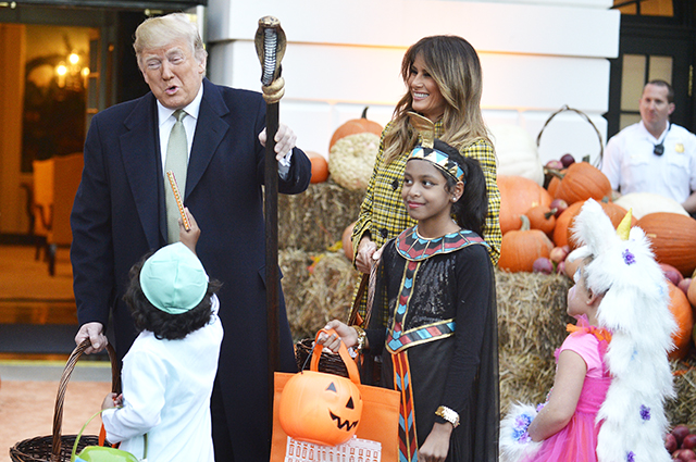 Дональд и Мелания Трамп отпраздновали Хэллоуин в Белом доме и угостили детей сладостями новости