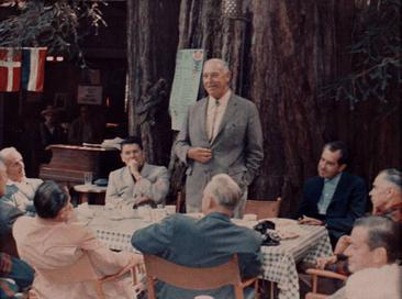 Официальная фотография участников съезда Богемского клуба 1967 года. На ней присутствовали журналисты, учёные и, конечно, политики: 