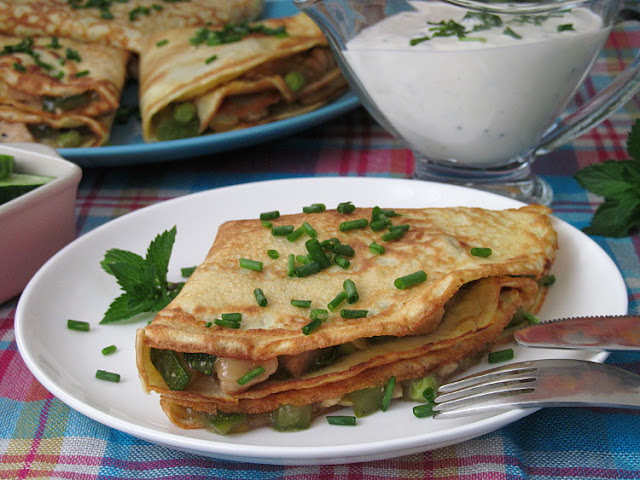 Омлетные блинчики с начинкой к завтраку вкусу, растительного, творог, зеленью, тушеное, можно, просто, обжаренный, овощами, куриное, сковороде, может, Затем, тушеные, овощи, испечь, распределить, соусом, блины, блинчик