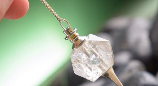 Одна из древних фресок в пещере Намибии изображает человека эпохи неолита с раздвоенной лозой в руках