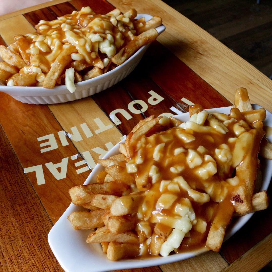 En immersion avec les partisans de poutine. Канадское блюдо Poutine. Канадский картофель Poutine. Национальная кухня канадцев.