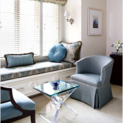 Римские шторы с узором, дополняющим обивку мебели