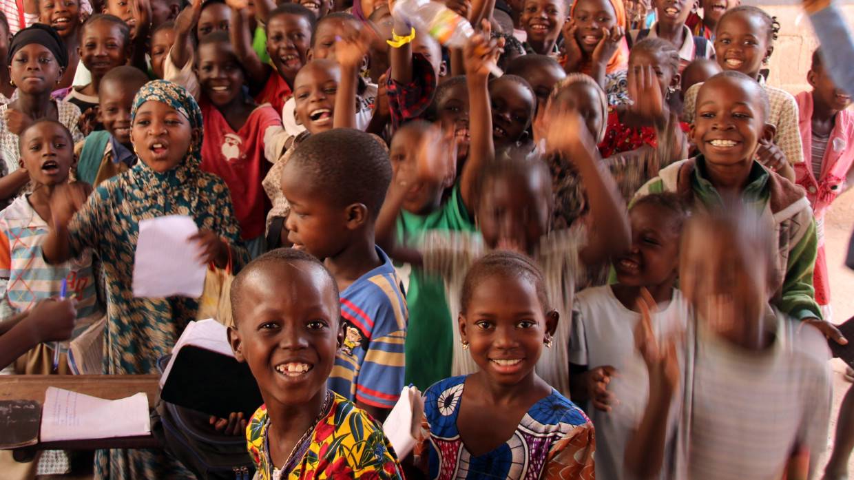 Малийские дети получили сладкие подарки от России в преддверии Нового года