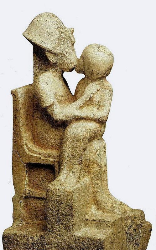 Хватит секса египетских богов? Перейдем к людям. Вот вам пожалуйста, фараон целует свою наложницу. Амарна. XIV в. до н.э. древний египет, интересно, история
