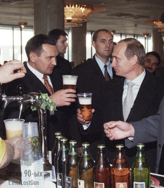 Владимир Путин угощается пивом в Чувашии, 1999 год