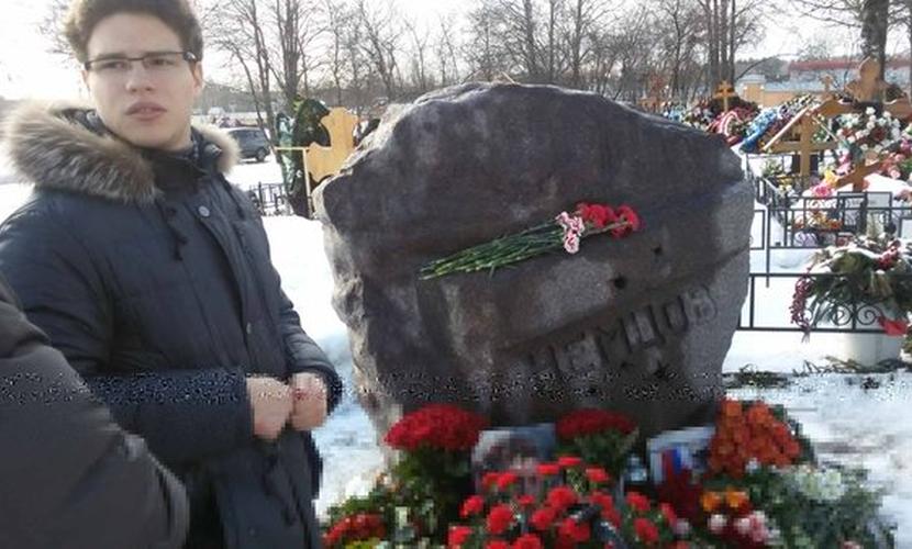 Вместо соратников Немцова на его могилу пришли гражданские жены с сыном и вдова Солженицына 