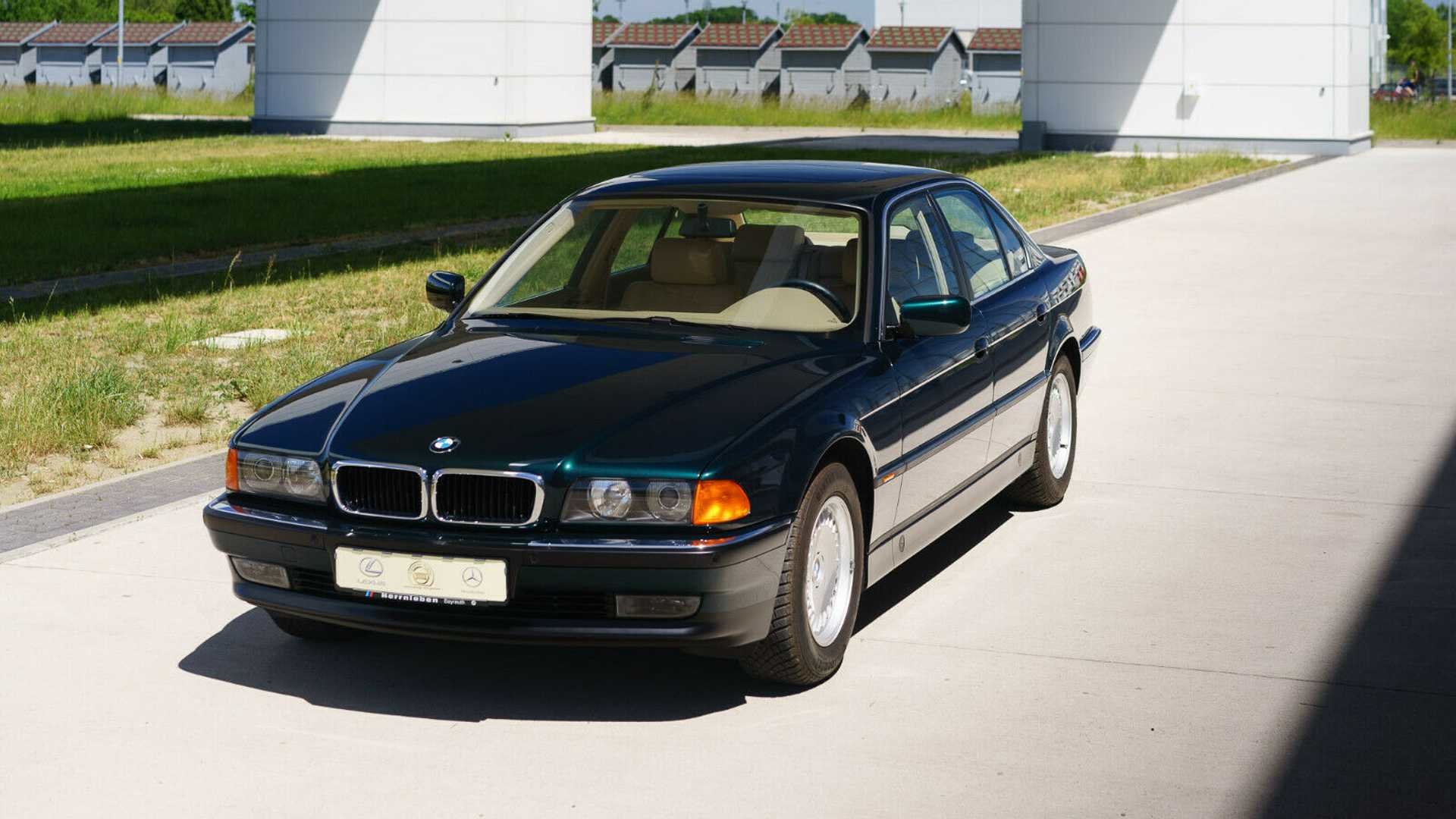Поляк 20 лет хранил BMW E38 под пластиковым колпаком (а теперь продает) готов, машины, автомобиль, «экспоната», «автоматом»Цена, 5ступенчатым, совмещенный, мощностью, серии, «атмосферник», 44литровый, располагается, Германии, капотом, момент, пылиПод, действительно, кузове, салоне, видно