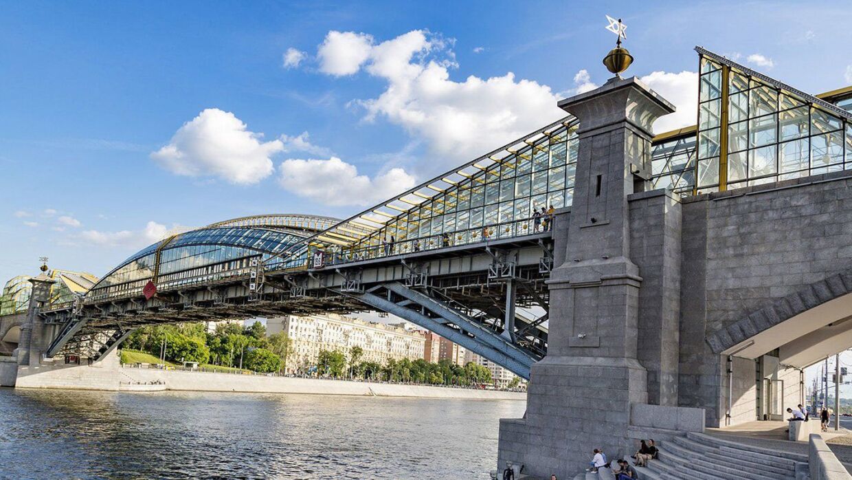 Москвичей пригласили прогуляться по самым живописным мостам города