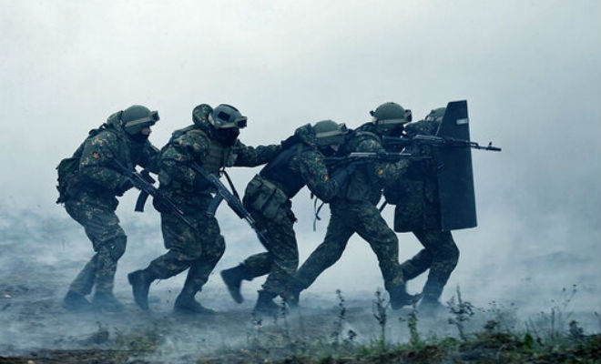 Зачем спецназ держит друг друга за плечо